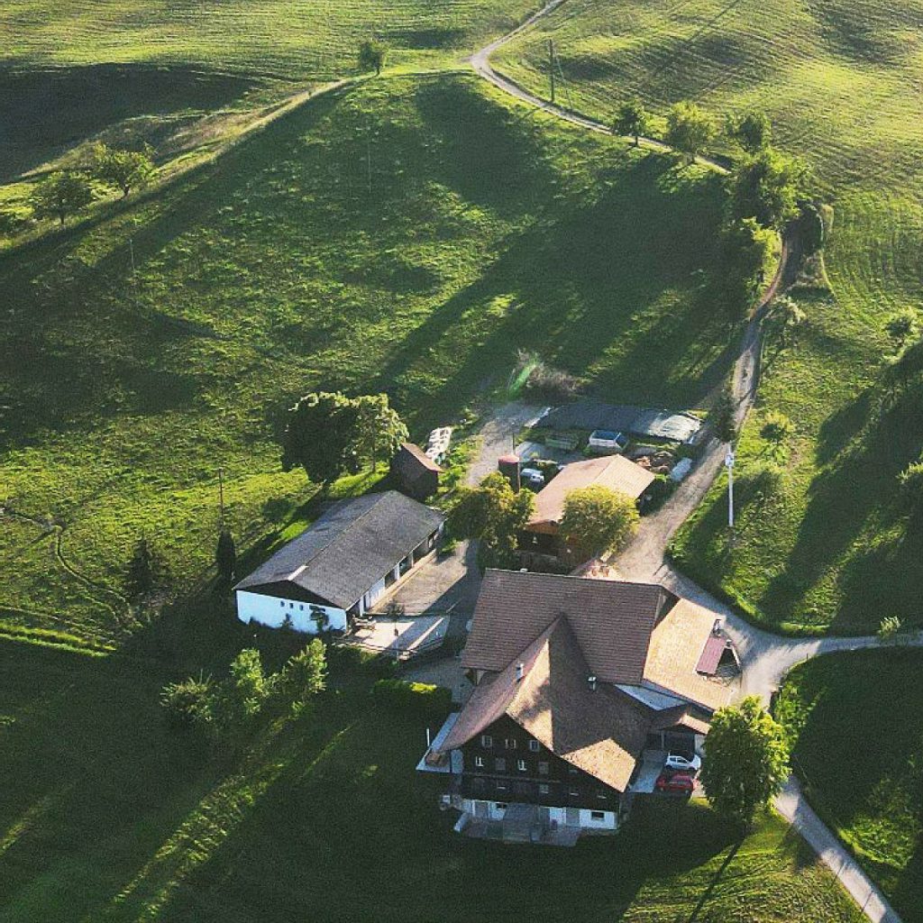 Der Albisserhof aus der Luft - Natüürlech vom Aerdbrüscht